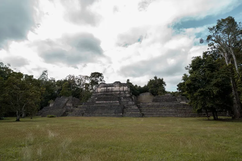 El colapso maya revisado: lo que la arqueología moderna nos dice sobre el fin de una era y la continuidad de un pueblo