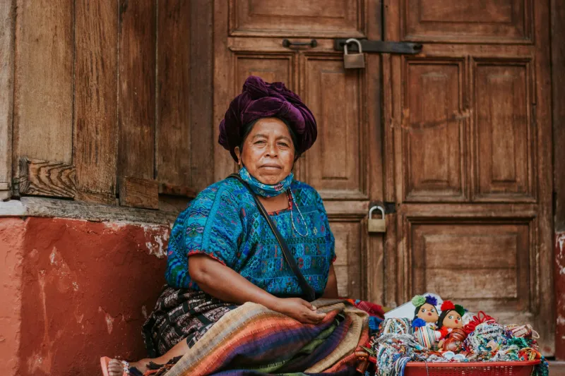 Hilos de identidad: las tejedoras mayas y el viaje del huipil desde el telar de cintura hasta el mercado mundial